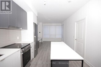 30 Upper Mall Wy in Vaughan, ON - Building Photo - Building Photo