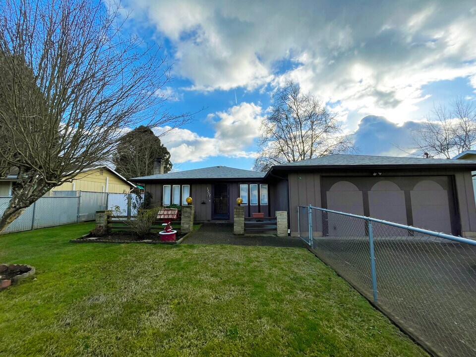 5257 E St in Springfield, OR - Building Photo