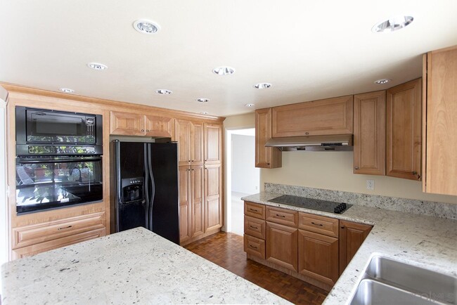 8238 Sugarman Dr in San Diego, CA - Foto de edificio - Building Photo