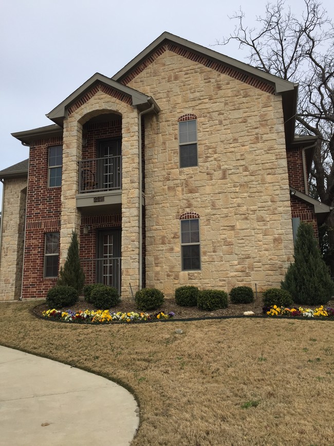 Linden Apartments in Denton, TX - Foto de edificio - Building Photo