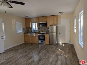 613 E 83rd St in Los Angeles, CA - Building Photo - Building Photo