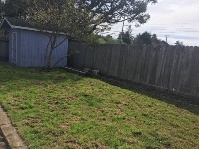 2200 Silverbrook Ct in Mckinleyville, CA - Building Photo - Building Photo
