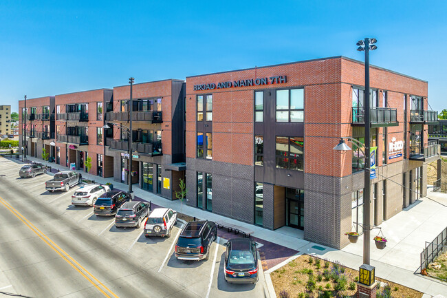 Broad + Main on 7th in Marion, IA - Foto de edificio - Building Photo