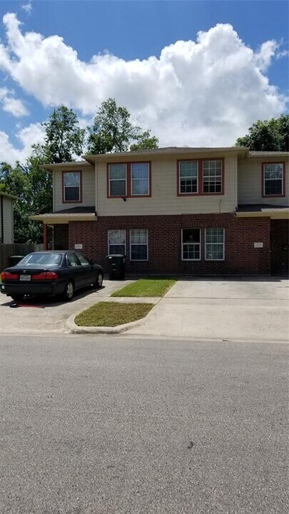 6930 Paris St-Unit -B in Houston, TX - Foto de edificio