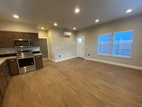 4907 SW Zenith Ave in Redmond, OR - Foto de edificio - Building Photo