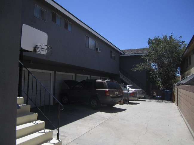 2670 E 19th St in Signal Hill, CA - Foto de edificio - Building Photo