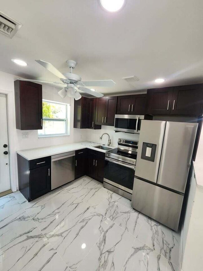 505 NE 3rd Ave in Delray Beach, FL - Foto de edificio - Building Photo
