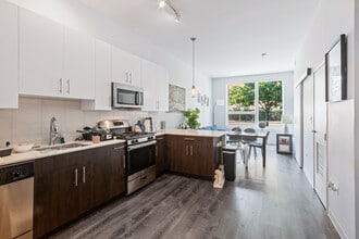 851 W Grand Ave, Unit 102 in Chicago, IL - Foto de edificio - Building Photo