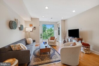 440 Rhode Island Ave NW, Unit 302 in Washington, DC - Foto de edificio - Building Photo