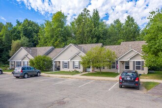 Grand Oak Tree Apartments in Grand Ledge, MI - Foto de edificio - Building Photo