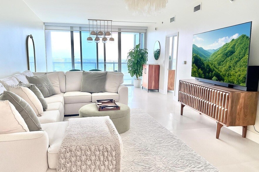 601 NE 36th St, Unit 1703 in Miami, FL - Building Photo