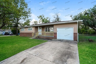 645 Sunset Dr in Claremore, OK - Building Photo - Building Photo