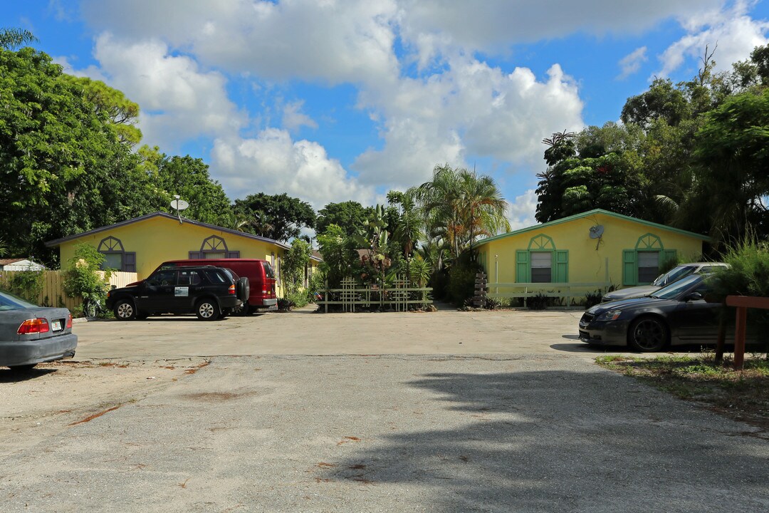 4093-4115 Herbertz Rd in Lake Worth, FL - Building Photo