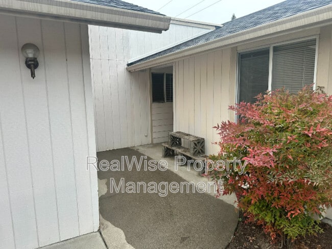 1467 Cameo Ct in Grants Pass, OR - Foto de edificio - Building Photo