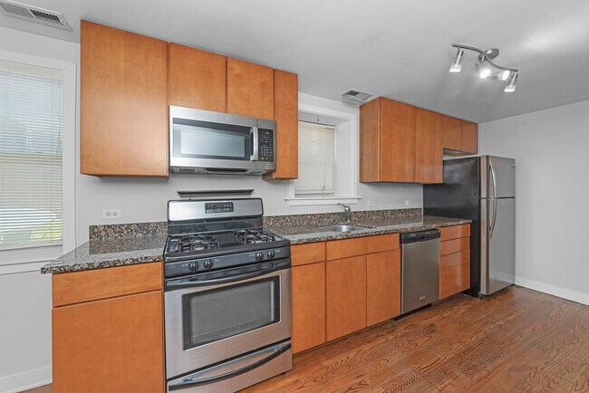 1525 W Barry Ave, Unit 1R