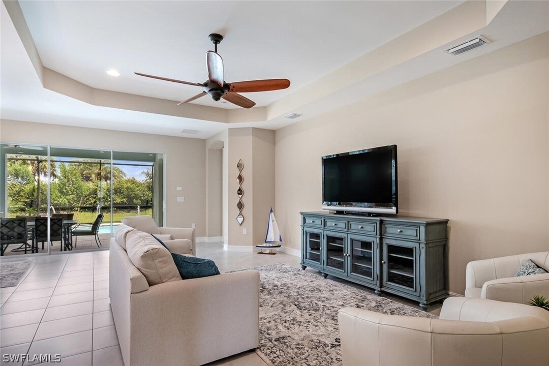 14586 Tropical Dr in Naples, FL - Foto de edificio