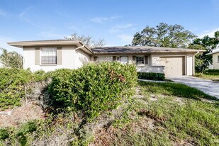 5105 Chamber Ct in Spring Hill, FL - Building Photo
