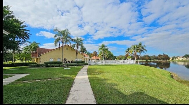 13060 Vista Isles Dr in Sunrise, FL - Building Photo - Building Photo