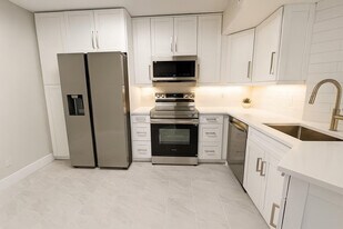 9055 Wiles Rd in Coral Springs, FL - Building Photo