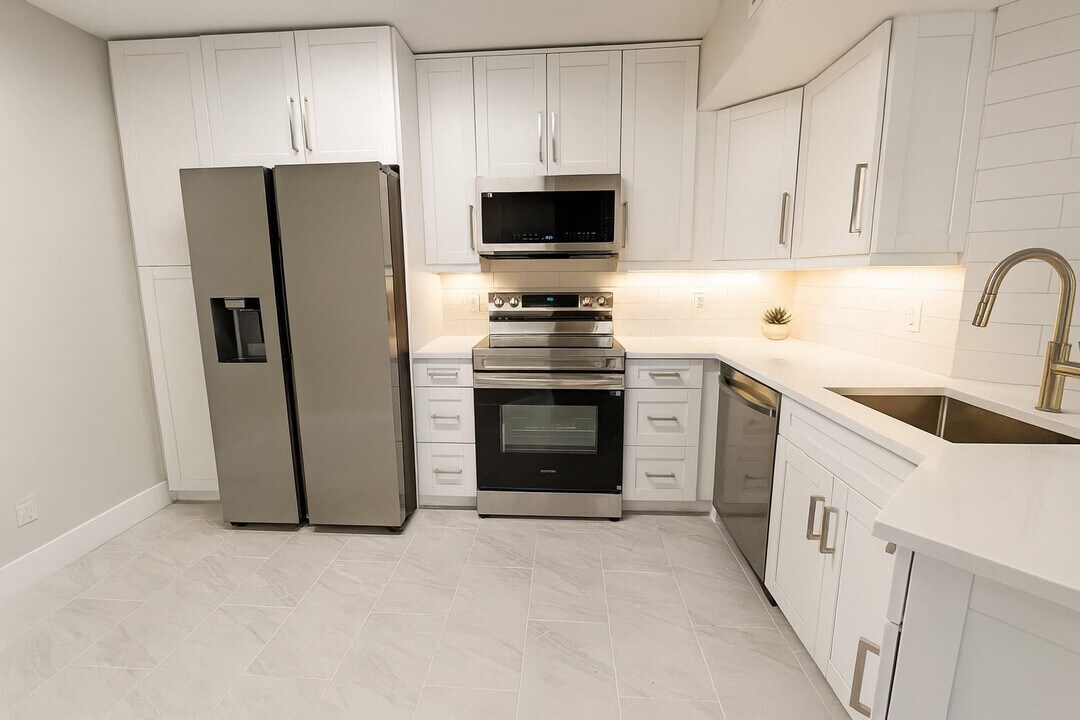 9055 Wiles Rd in Coral Springs, FL - Building Photo