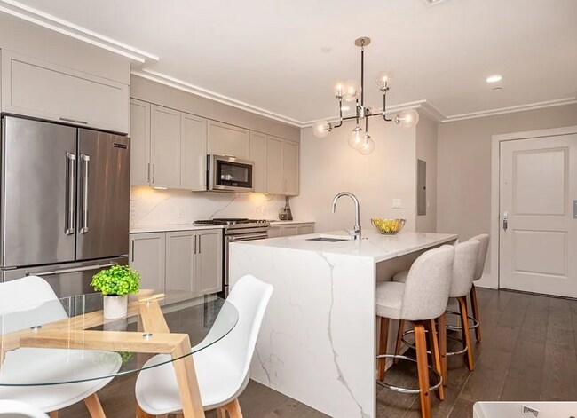 214 Market St, Unit 201 in Boston, MA - Foto de edificio - Building Photo