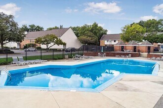 105 E Ticonderoga Dr, Unit L in Westerville, OH - Foto de edificio - Building Photo