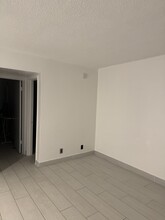 501 Blue Heron Dr, Unit 108A in Hallandale Beach, FL - Building Photo - Building Photo