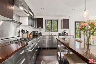 5721 Valley Oak Dr in Los Angeles, CA - Building Photo - Building Photo