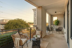 Skylark in Savannah, GA - Building Photo