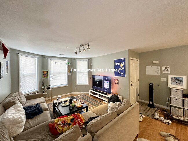 110 Chester St, Unit 1 in Boston, MA - Foto de edificio - Building Photo