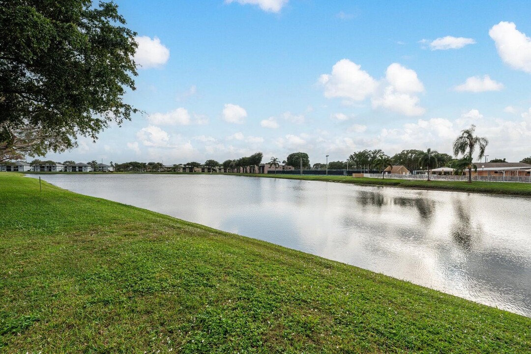 15469 Lakes of Delray Blvd in Delray Beach, FL - Foto de edificio