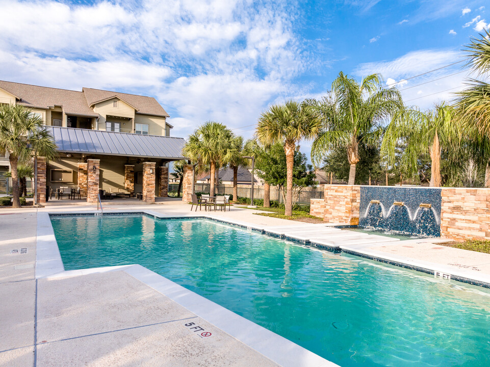 Santa Anna Apartments in Weslaco, TX - Building Photo