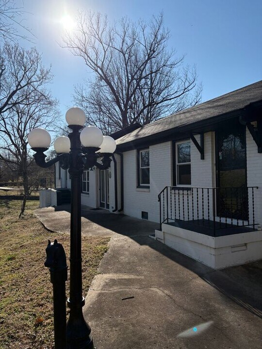 30 E Thompson Ln in Nashville, TN - Building Photo