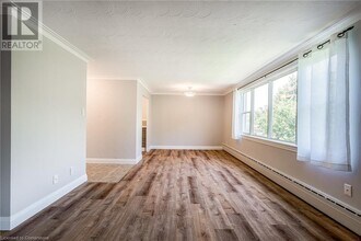 2052 Courtland Dr in Burlington, ON - Building Photo - Building Photo