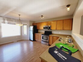 20260-20257 57 Ave NW in Edmonton, AB - Building Photo