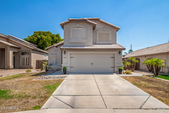 4909 E Hilton Ave in Mesa, AZ - Foto de edificio - Building Photo