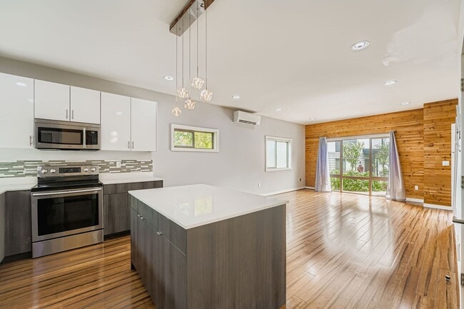 4276 S Greenbelt Station Dr in Seattle, WA - Building Photo - Building Photo