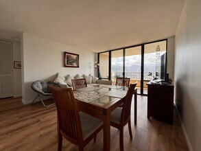 2121 Ala Wai Blvd in Honolulu, HI - Building Photo - Building Photo