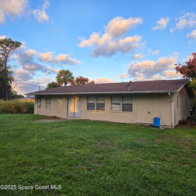 349 El Rancho Terrace NE in Palm Bay, FL - Building Photo - Building Photo