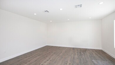 10422 Woodley Ave in Granada Hills, CA - Foto de edificio - Building Photo