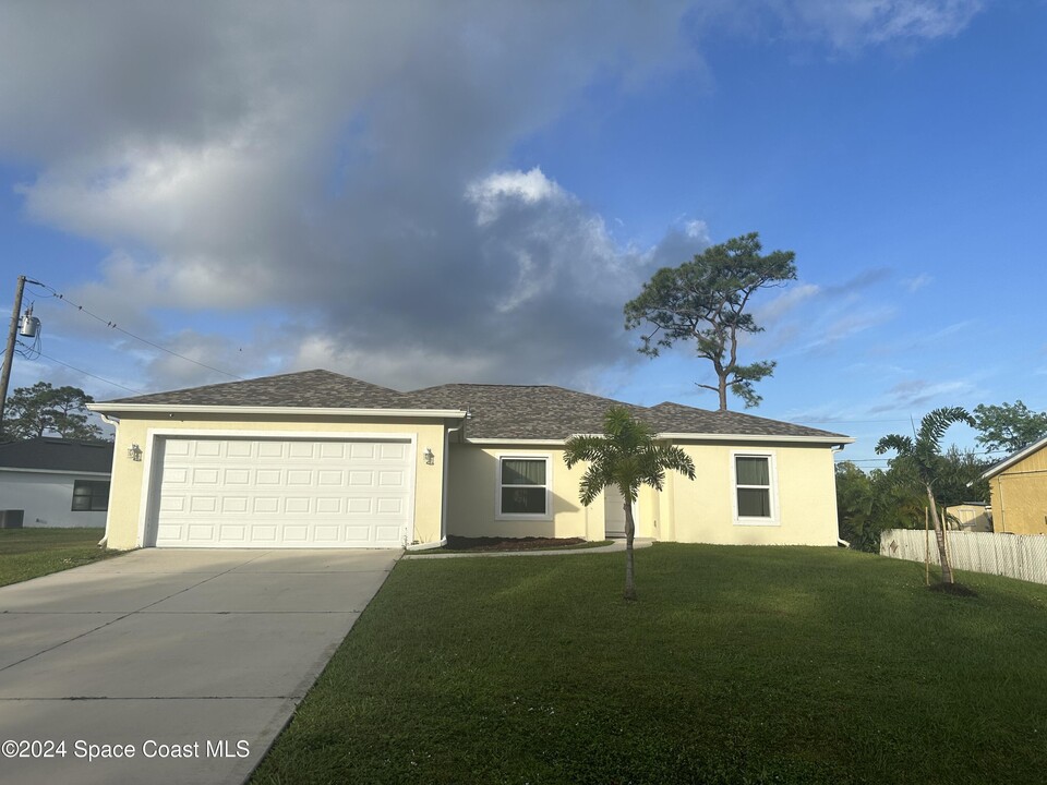 951 Cotorro Rd SE in Palm Bay, FL - Building Photo