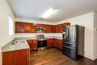 5636 Dory Dr in Nashville, TN - Foto de edificio - Building Photo