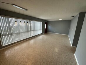 8845 SW 21st Terrace in Miami, FL - Building Photo - Building Photo