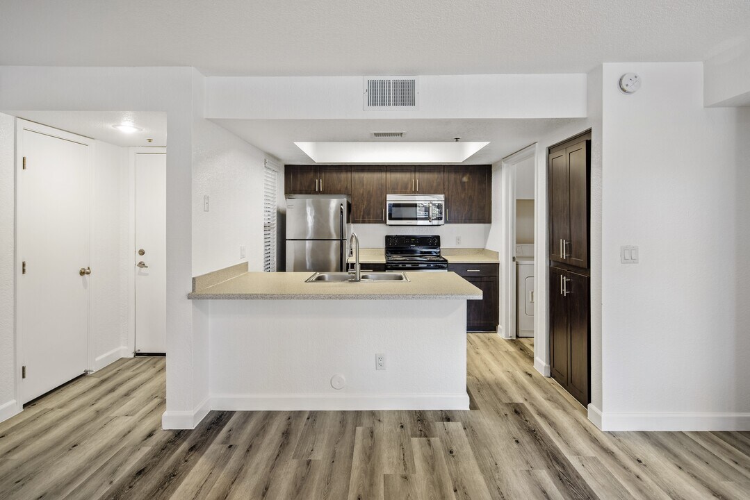VIA 21 in Phoenix, AZ - Building Photo
