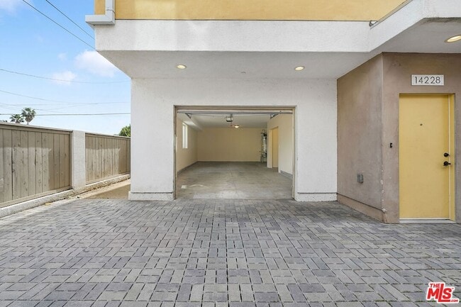 14228 Sylvan St in Los Angeles, CA - Foto de edificio - Building Photo