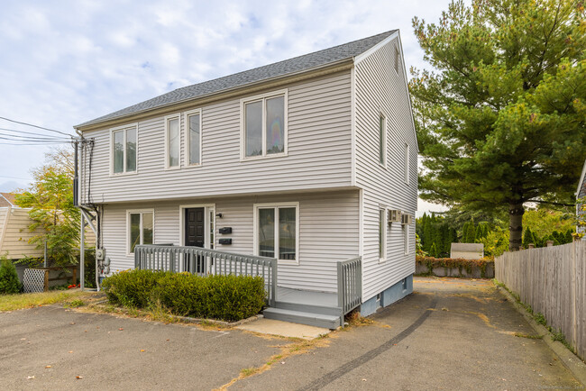 610 Tunxis Hill Rd in Fairfield, CT - Building Photo - Building Photo