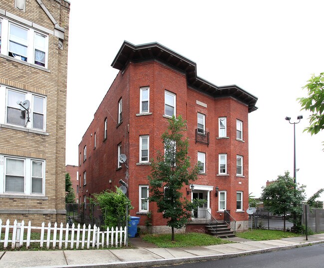 43 Walnut St in New Britain, CT - Foto de edificio - Building Photo