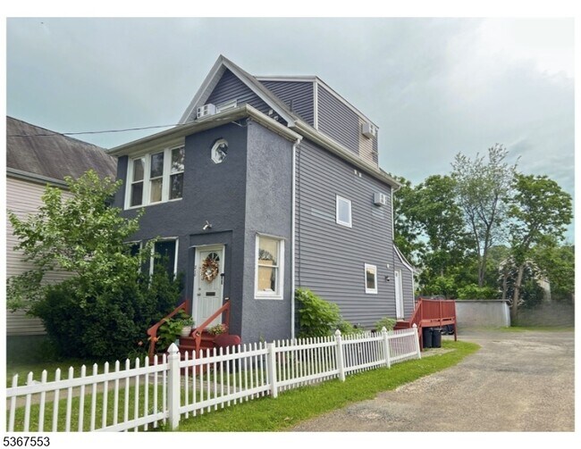210 Forest St in Montclair, NJ - Building Photo - Building Photo
