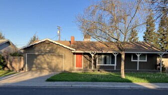 2500 Dana Ln in Modesto, CA - Building Photo