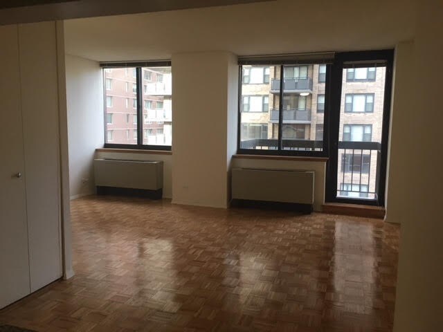 250 E 40th St in New York, NY - Building Photo